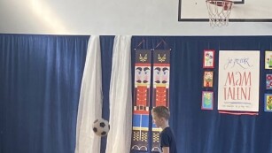 Uczeń klasy 3b zaprezentował pokaz żonglerski
