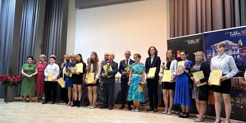 zdjęcie_grupowe_laureatów_konkursów_przedmiotowych