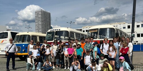 zdjęcie_uczestników_wycieczki_na_tle_zabytkowych_autobusów